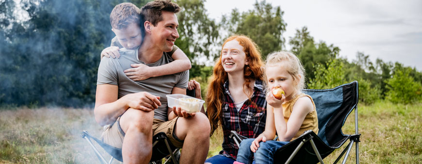 Garten-Vater-mit-drei-Kindern-am-Lagerfeuer-beim-Campen-2